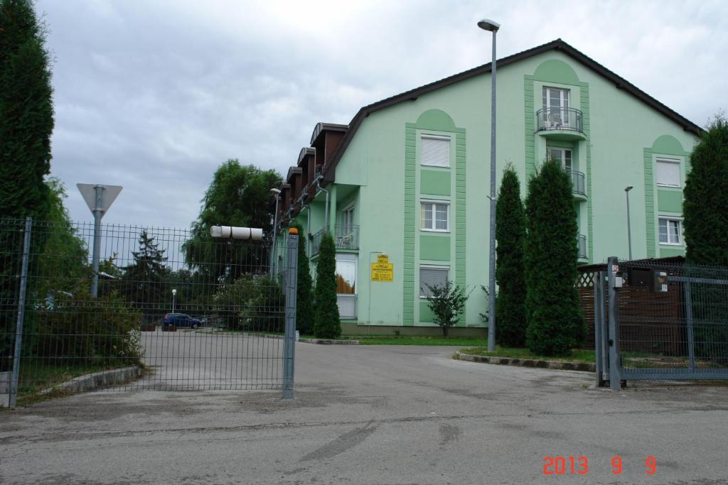 Holdlux Apartmanok Sárvár المظهر الخارجي الصورة